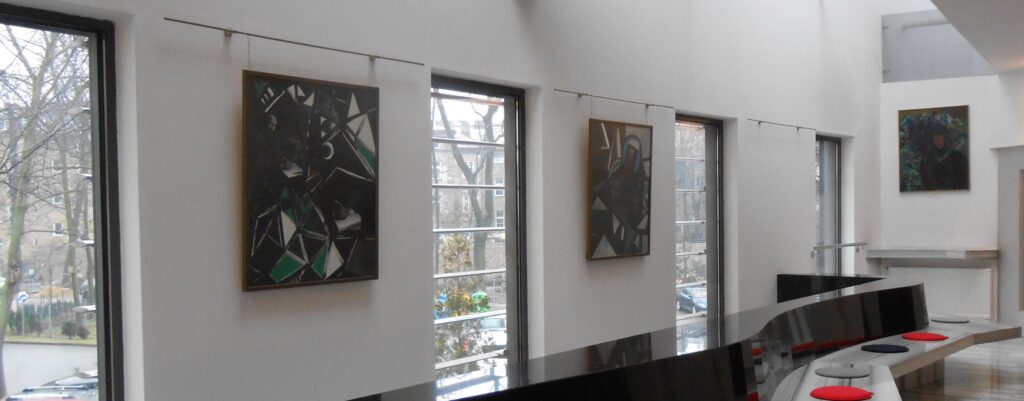 Fotografia przestawia hol biblioteki