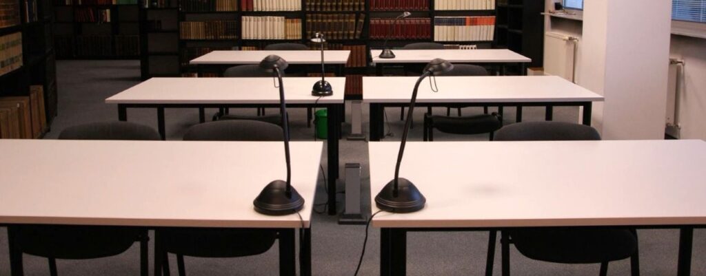 Fotografia przestawia stoły w czytelni