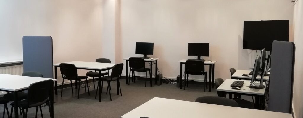 Fotografia przestawia Pokój pracy grupowej