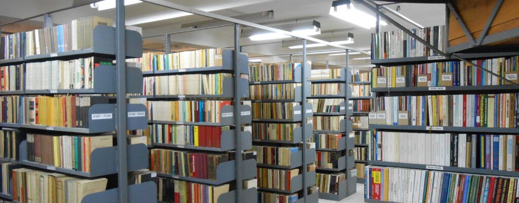 Fotografia przestawia magazyn książek