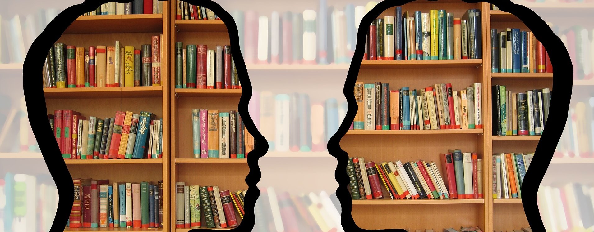 Zdjęcie dekoracyjne, przedstawia kontur dwóch twarzy na tle książek