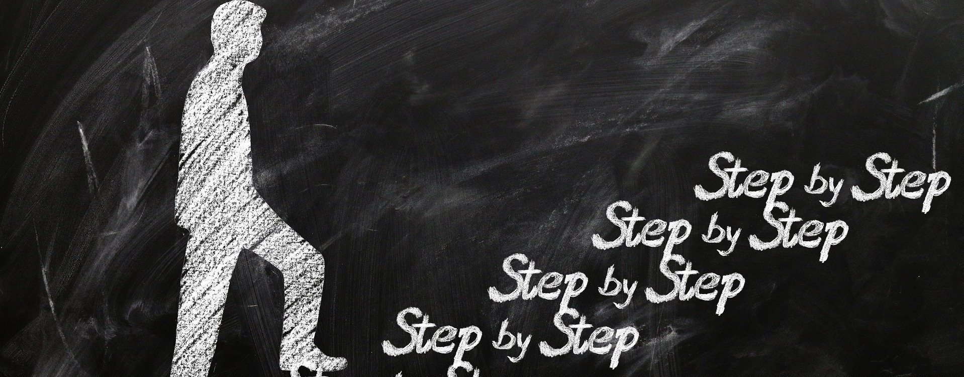 Grafika przedstawia sylwetkę mężczyzny wchodzącego po schodach zrobionych z napisów "step by step"