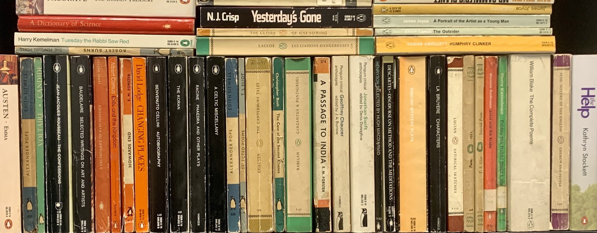 Zdjęcie przedstawia regał z książkami wydawnictwa Penguin